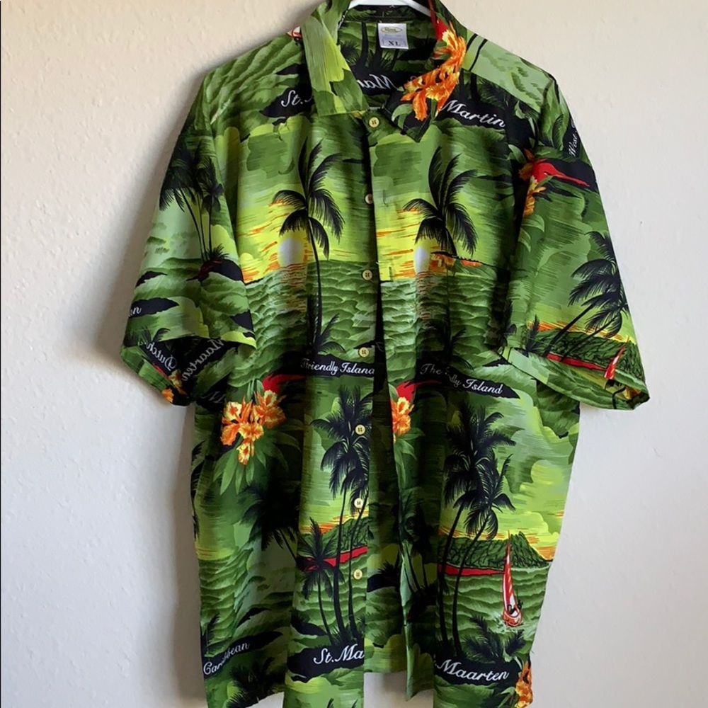Very vibrant hawaiian like shirt! Good condition!